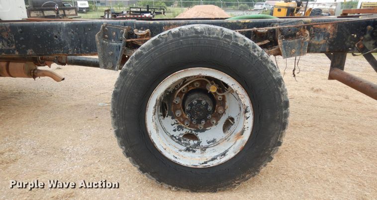 image for item DC2057 1983 International 1724  truck cab and chassis