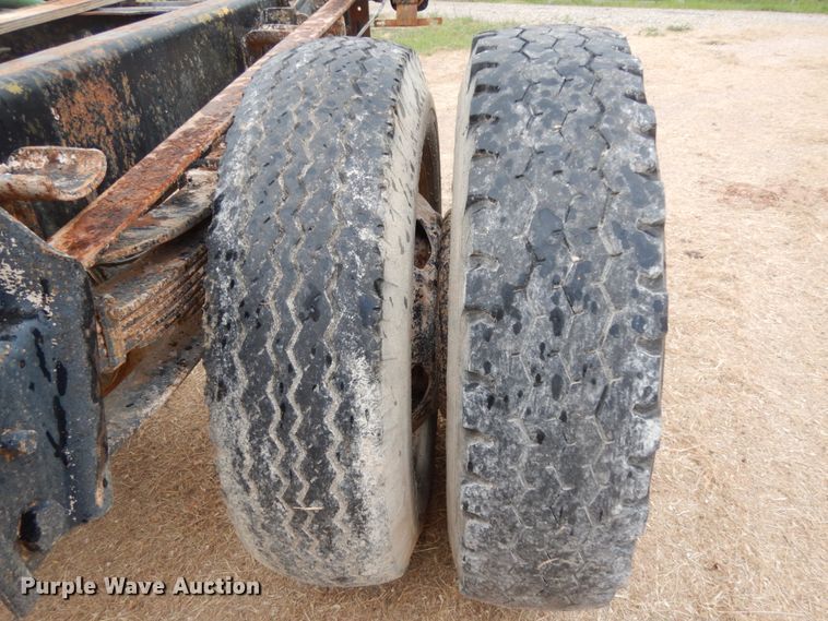 image for item DC2057 1983 International 1724  truck cab and chassis