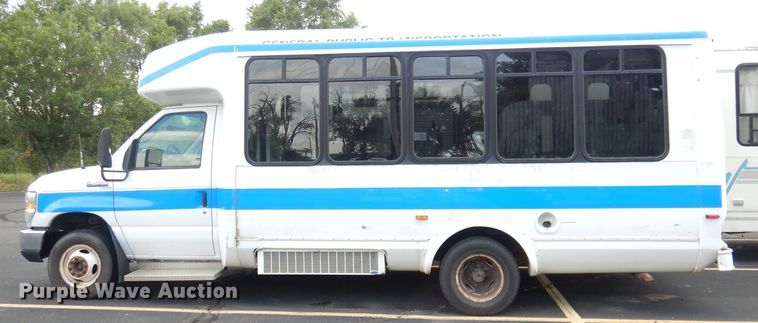 image for item DI6726 2008 Ford E450 Super Duty  shuttle bus
