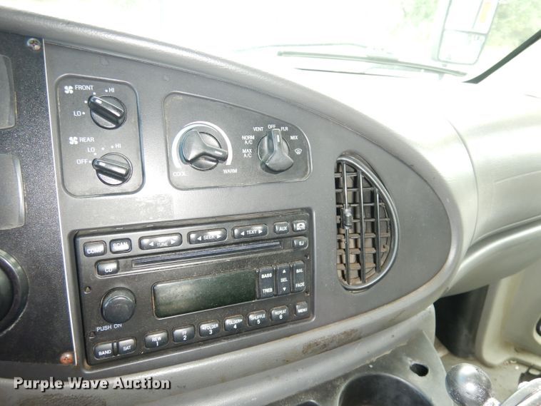 image for item DI6726 2008 Ford E450 Super Duty  shuttle bus