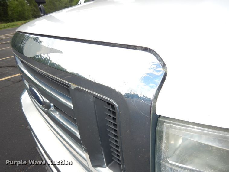 image for item DI6726 2008 Ford E450 Super Duty  shuttle bus