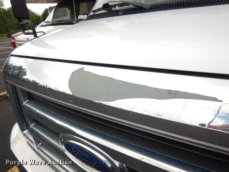 image for item DI6726 2008 Ford E450 Super Duty  shuttle bus