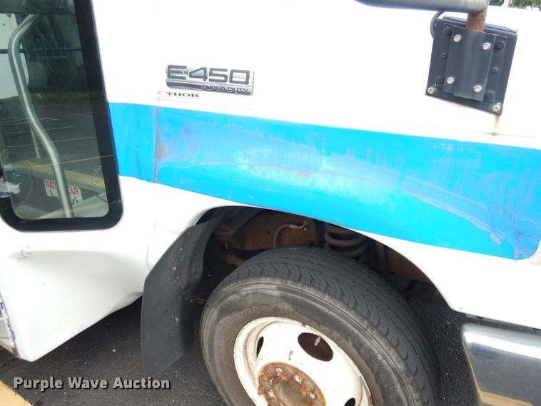 image for item DI6726 2008 Ford E450 Super Duty  shuttle bus