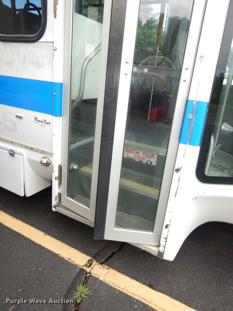 image for item DI6726 2008 Ford E450 Super Duty  shuttle bus