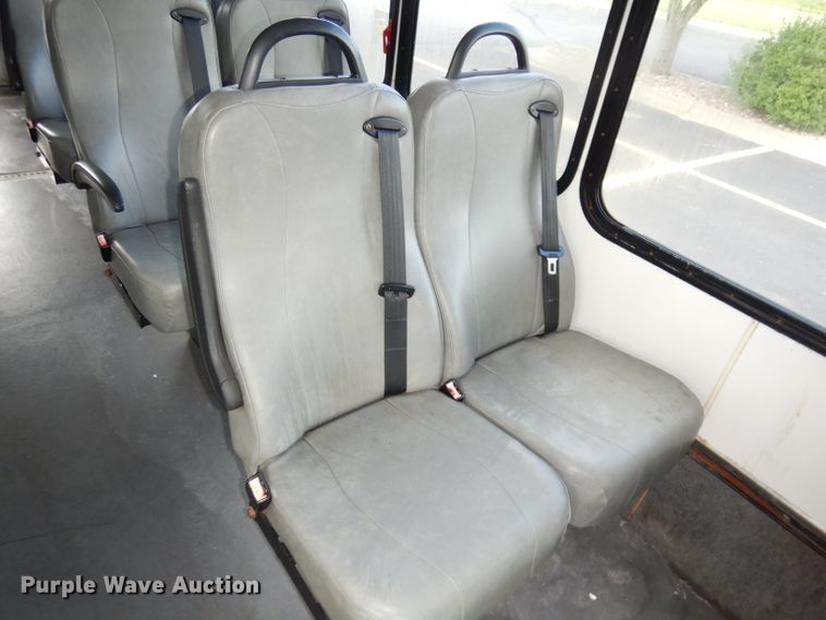 image for item DI6726 2008 Ford E450 Super Duty  shuttle bus