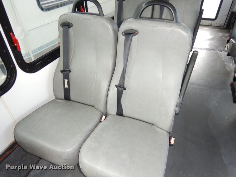 image for item DI6726 2008 Ford E450 Super Duty  shuttle bus
