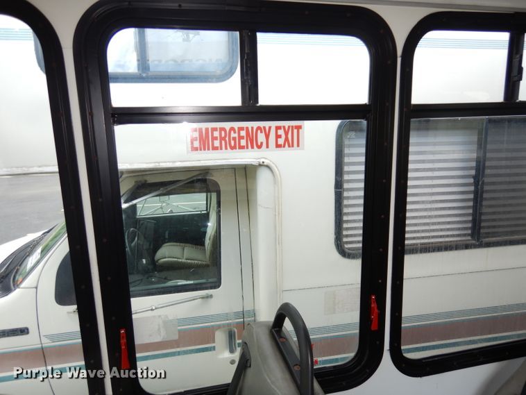 image for item DI6726 2008 Ford E450 Super Duty  shuttle bus
