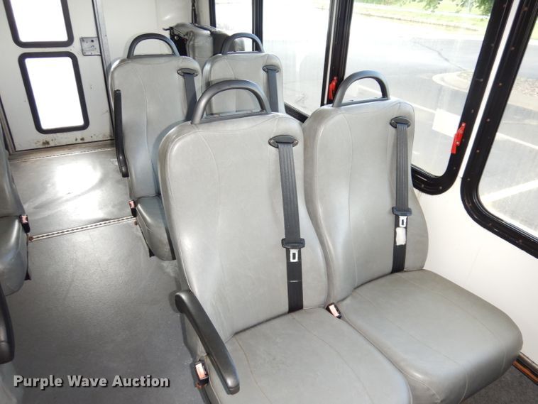 image for item DI6726 2008 Ford E450 Super Duty  shuttle bus