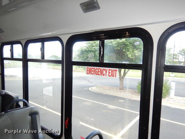 image for item DI6726 2008 Ford E450 Super Duty  shuttle bus