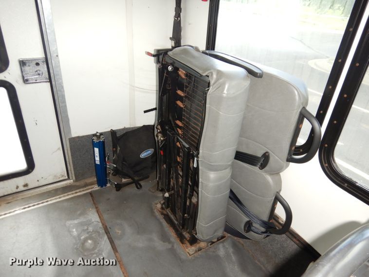 image for item DI6726 2008 Ford E450 Super Duty  shuttle bus