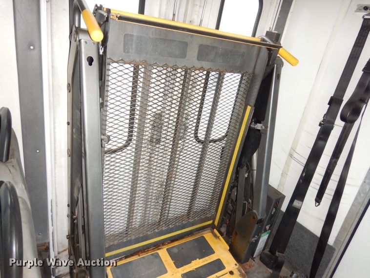 image for item DI6726 2008 Ford E450 Super Duty  shuttle bus