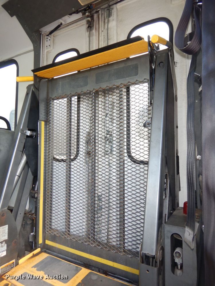 image for item DI6726 2008 Ford E450 Super Duty  shuttle bus