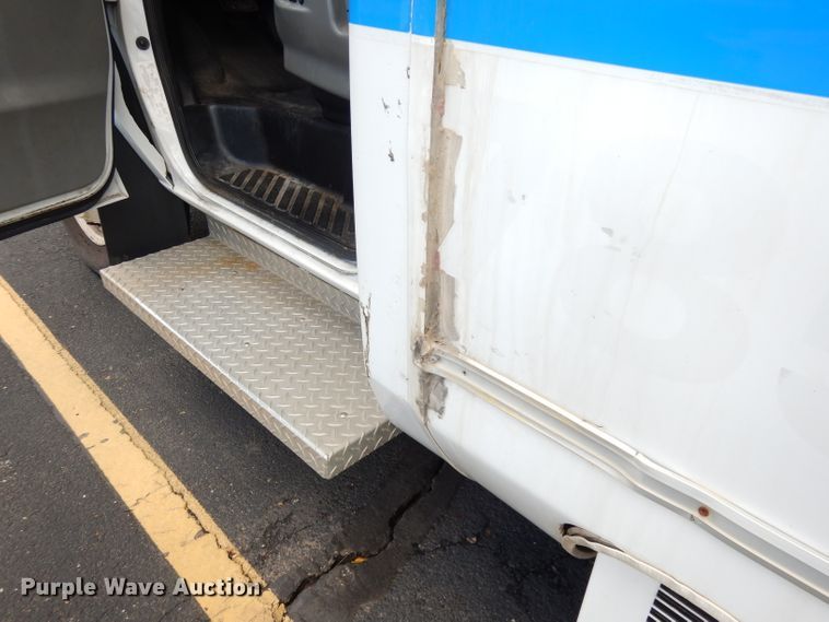 image for item DI6726 2008 Ford E450 Super Duty  shuttle bus