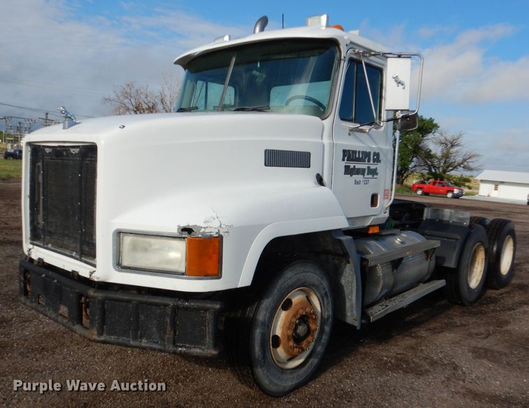 image for item DM0155 2001 Mack CH613  semi truck