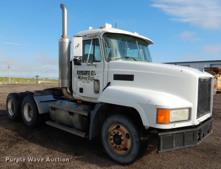 image for item DM0155 2001 Mack CH613  semi truck