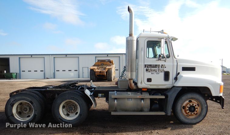 image for item DM0155 2001 Mack CH613  semi truck