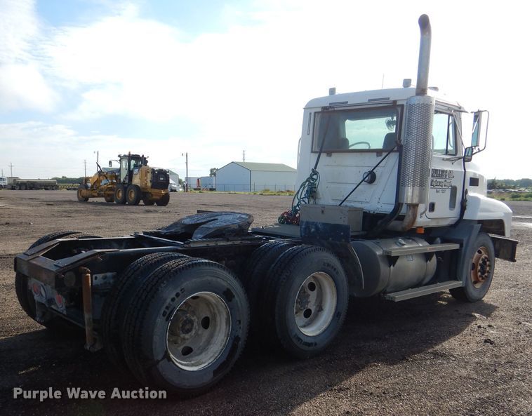 image for item DM0155 2001 Mack CH613  semi truck