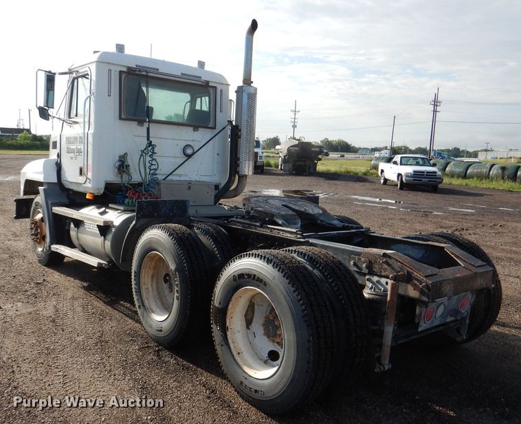 image for item DM0155 2001 Mack CH613  semi truck