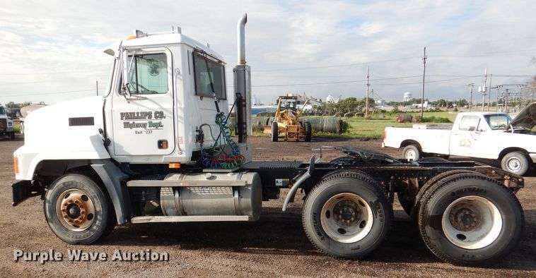 image for item DM0155 2001 Mack CH613  semi truck