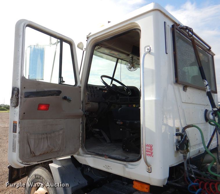 image for item DM0155 2001 Mack CH613  semi truck