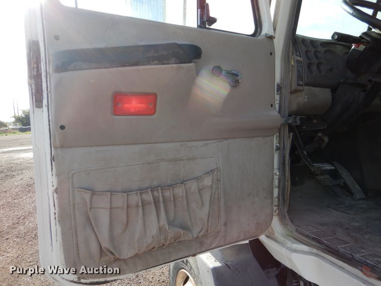 image for item DM0155 2001 Mack CH613  semi truck