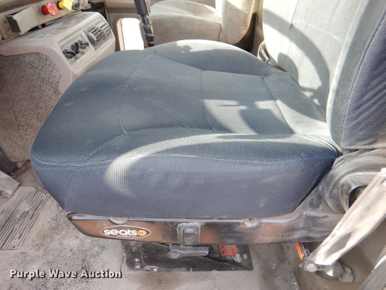 image for item DM0155 2001 Mack CH613  semi truck