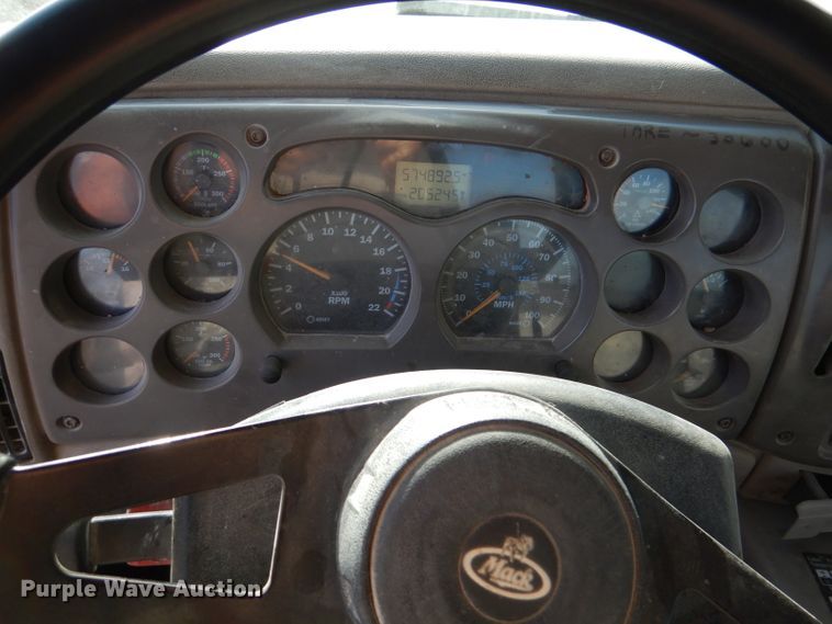 image for item DM0155 2001 Mack CH613  semi truck