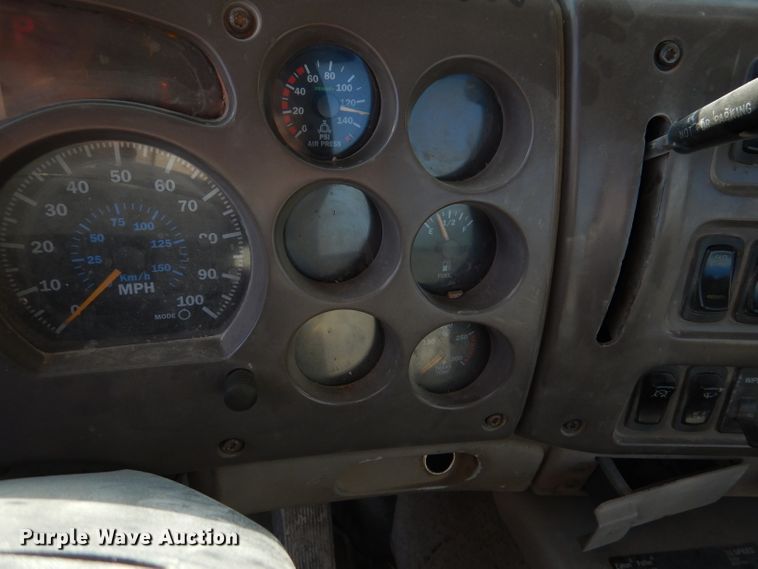 image for item DM0155 2001 Mack CH613  semi truck