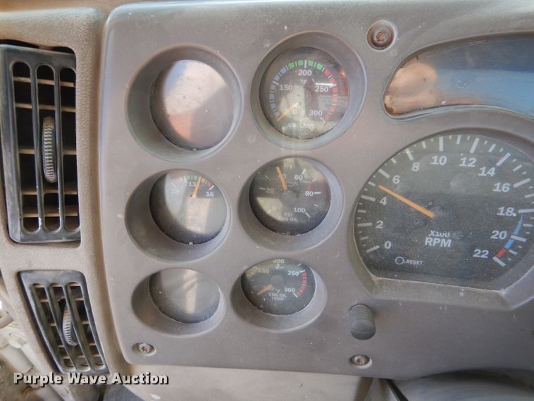 image for item DM0155 2001 Mack CH613  semi truck