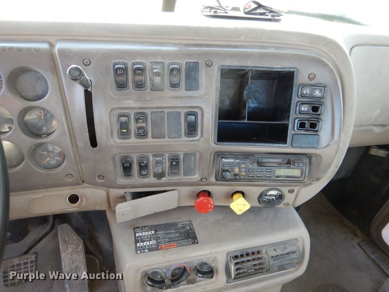 image for item DM0155 2001 Mack CH613  semi truck