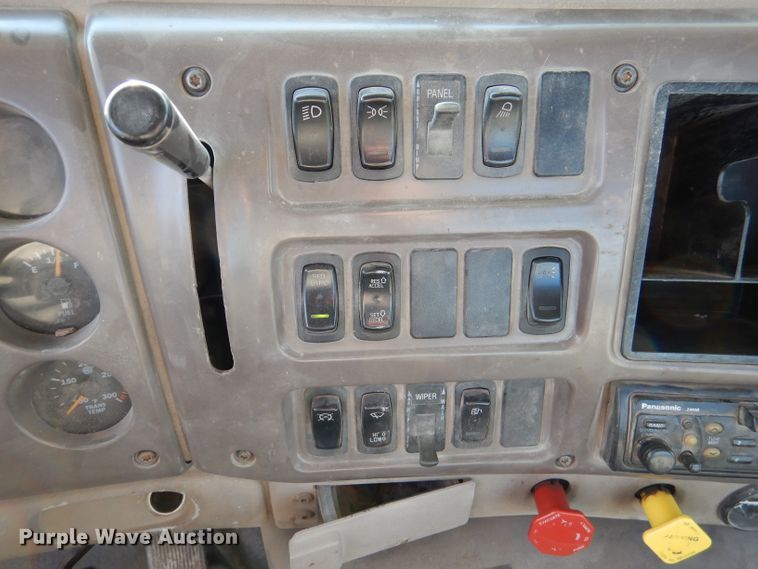 image for item DM0155 2001 Mack CH613  semi truck