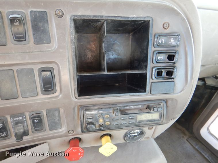 image for item DM0155 2001 Mack CH613  semi truck