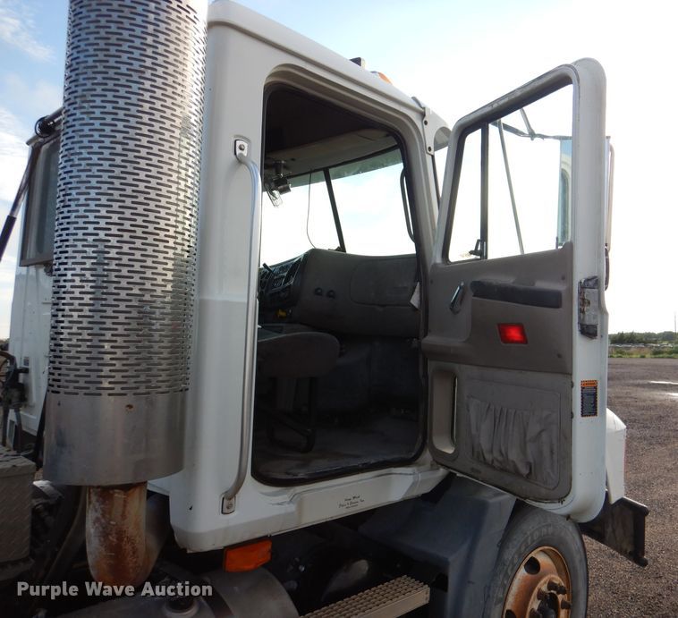 image for item DM0155 2001 Mack CH613  semi truck