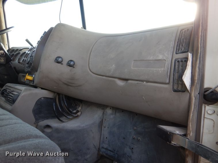 image for item DM0155 2001 Mack CH613  semi truck