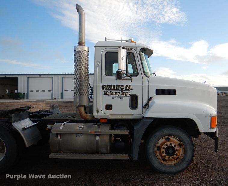 image for item DM0155 2001 Mack CH613  semi truck