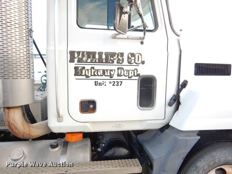 image for item DM0155 2001 Mack CH613  semi truck