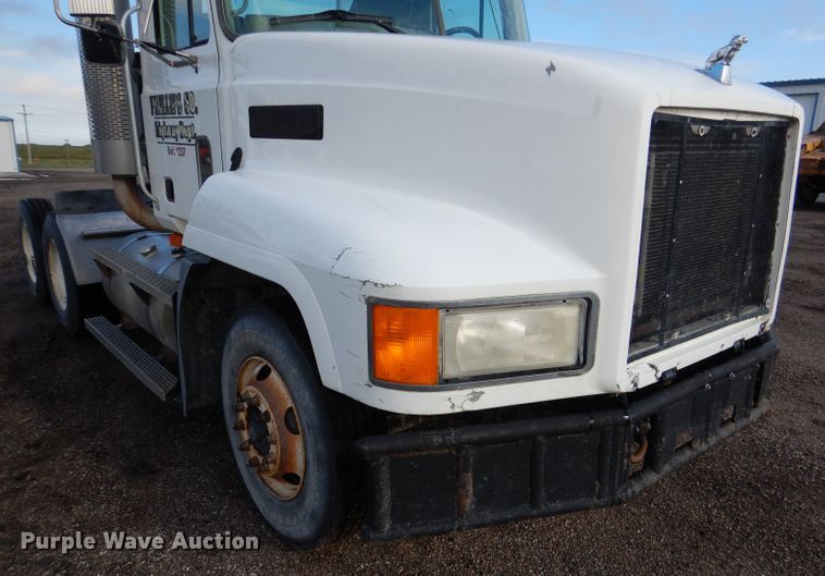 image for item DM0155 2001 Mack CH613  semi truck