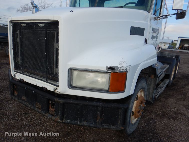 image for item DM0155 2001 Mack CH613  semi truck