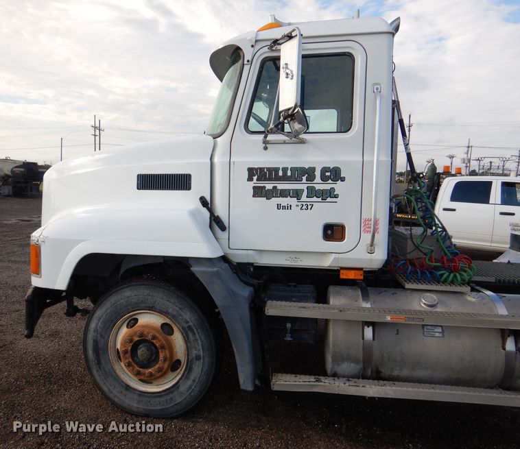 image for item DM0155 2001 Mack CH613  semi truck