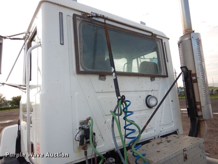 image for item DM0155 2001 Mack CH613  semi truck