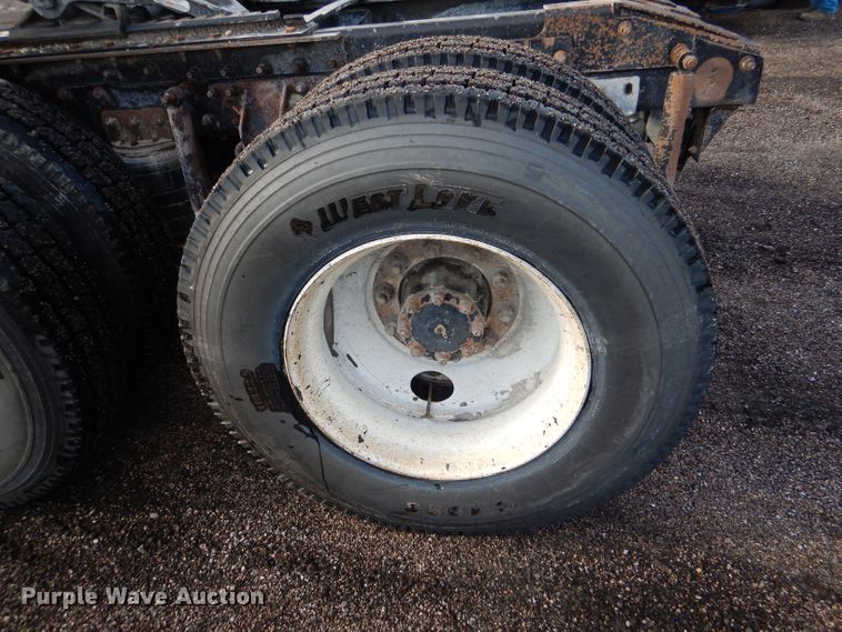 image for item DM0155 2001 Mack CH613  semi truck