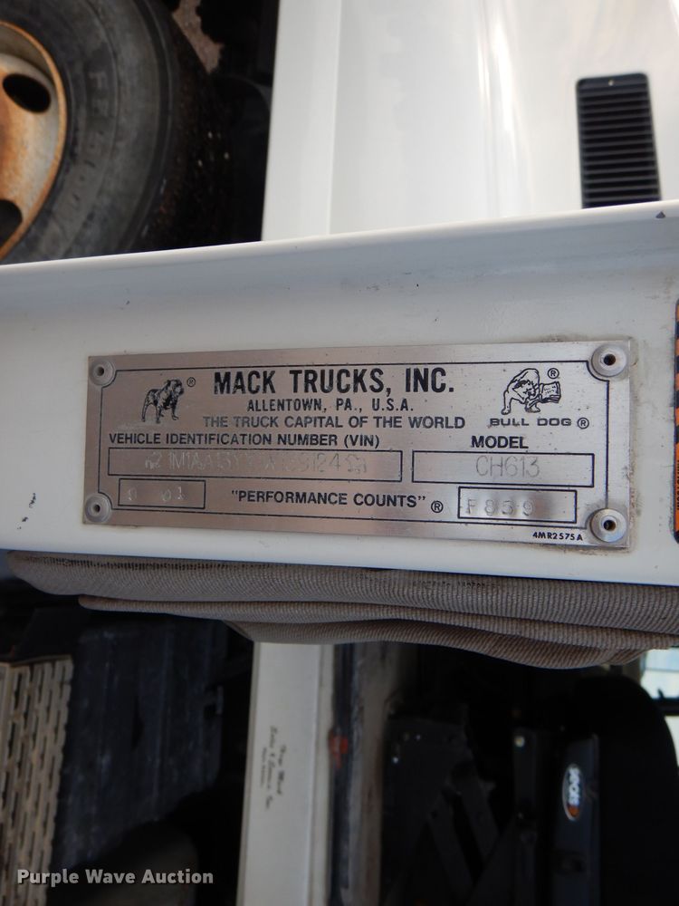 image for item DM0155 2001 Mack CH613  semi truck