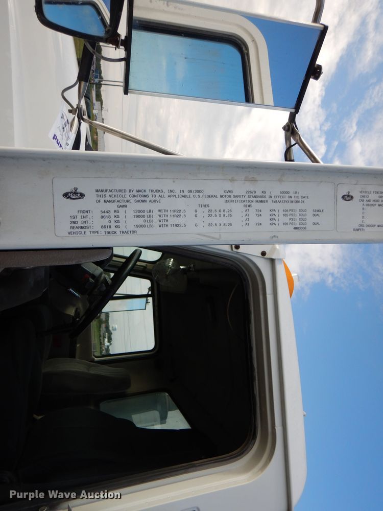 image for item DM0155 2001 Mack CH613  semi truck