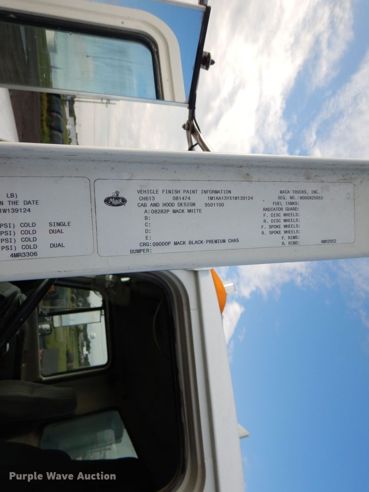 image for item DM0155 2001 Mack CH613  semi truck