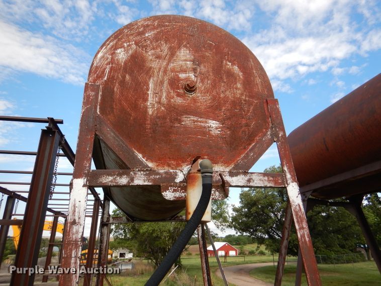 image for item DM0156 (2) fuel tanks