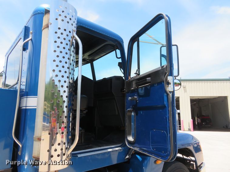 image for item FP9292 2008 Freightliner FLD 120  semi truck