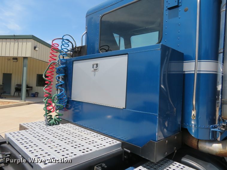 image for item FP9292 2008 Freightliner FLD 120  semi truck