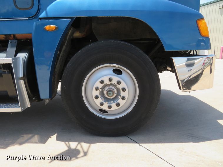 image for item FP9292 2008 Freightliner FLD 120  semi truck