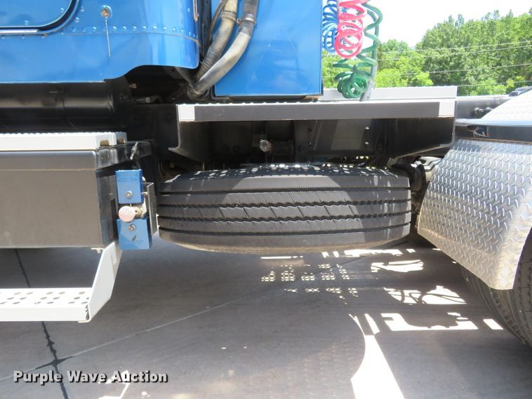 image for item FP9292 2008 Freightliner FLD 120  semi truck