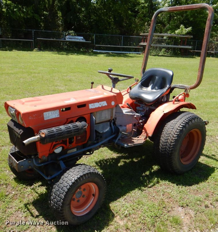 image for item HC9279 Kubota B7100  MFWD tractor